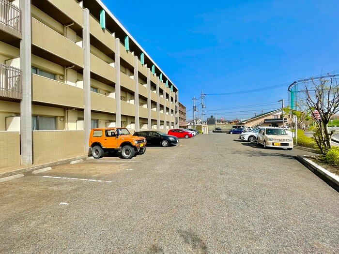 物件外観写真3　(駐車場)