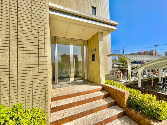 物件外観写真5　(エントランス部分)