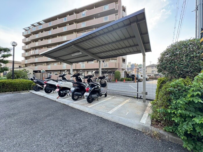 物件外観写真4　(バイク置き場)