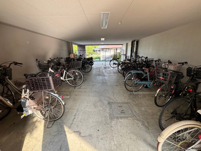 物件外観写真5　(駐輪場)