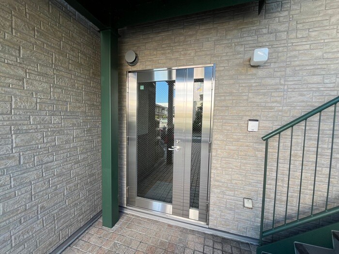 物件外観写真3　(エントランス部分)