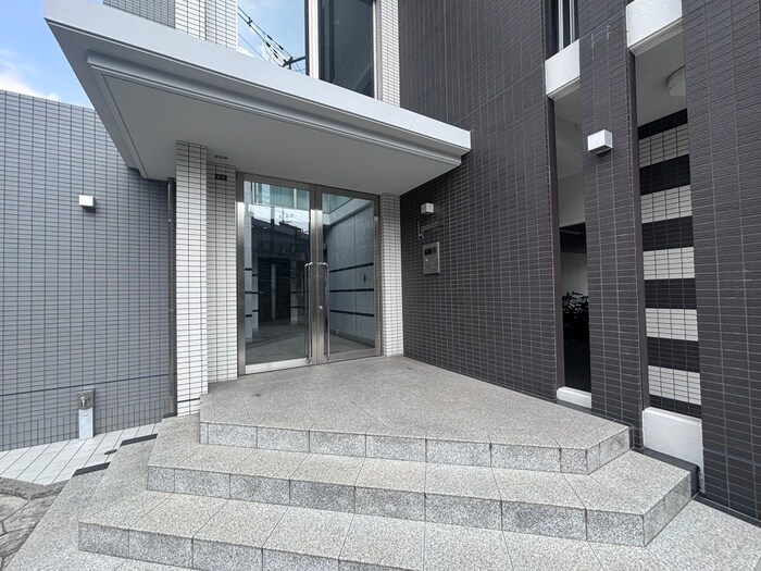 物件外観写真4　(エントランス部分)