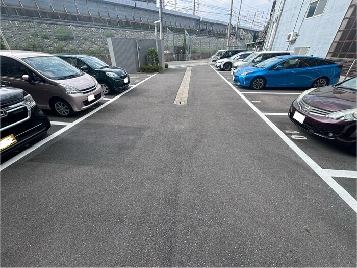物件外観写真5　(駐車場)