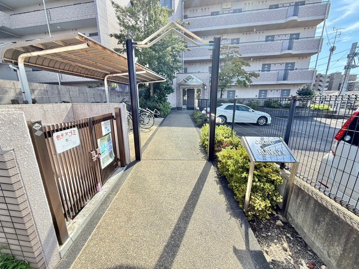 物件外観写真2　(エントランス部分)