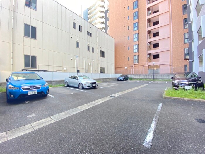 物件外観写真3　(駐車場)