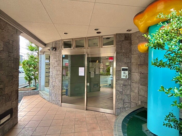 物件外観写真2　(エントランス部分)
