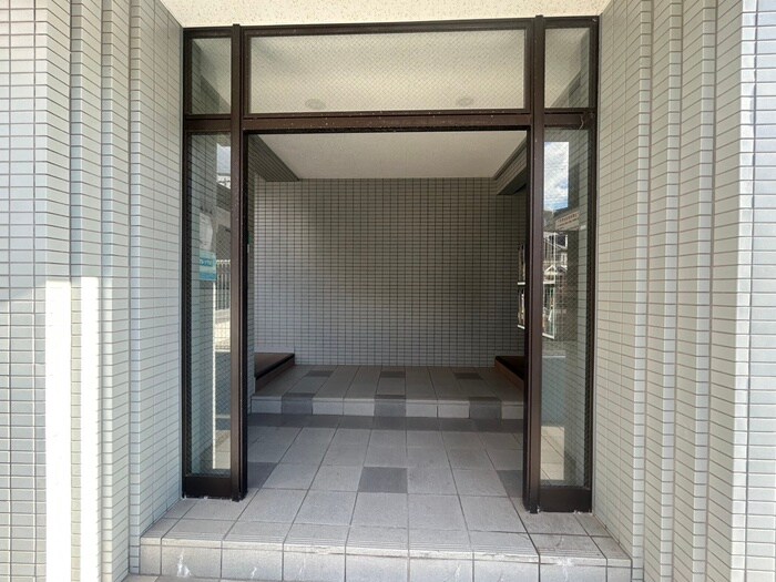 物件外観写真5　(エントランス部分)