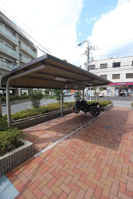 物件外観写真5　(バイク置き場)