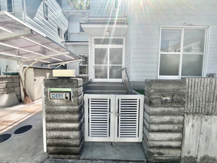 物件外観写真3　(エントランス部分)