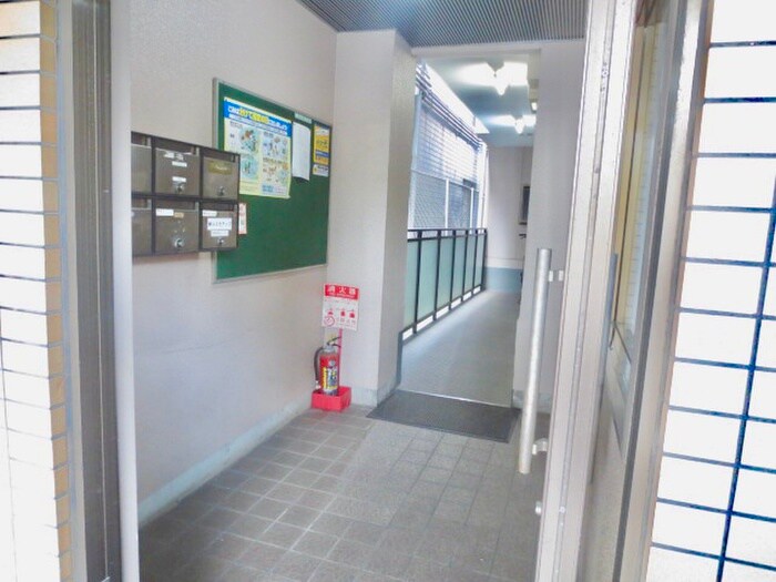 物件外観写真4　(エントランス部分)