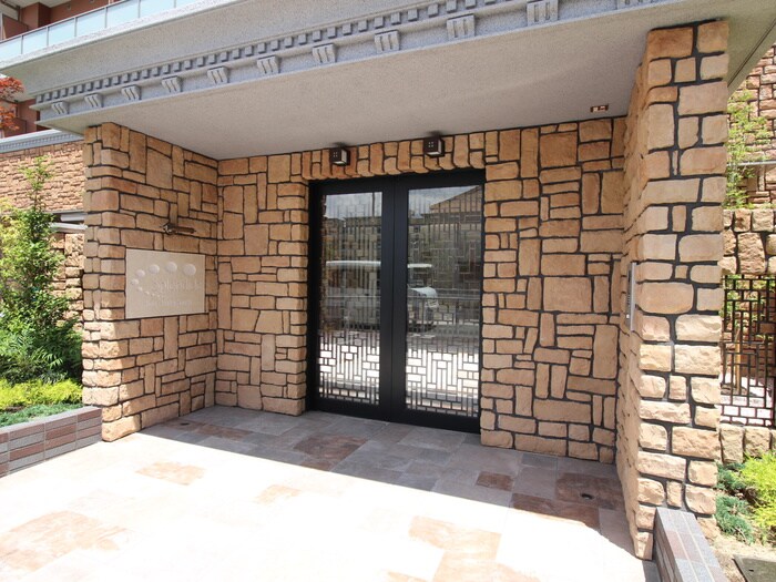 物件外観写真2　(エントランス部分)