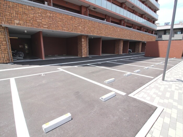 物件外観写真4　(駐車場)
