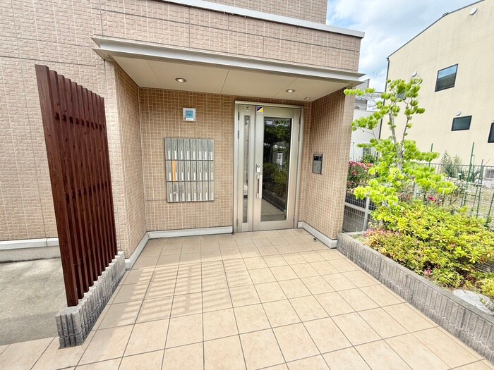物件外観写真3　(エントランス部分)