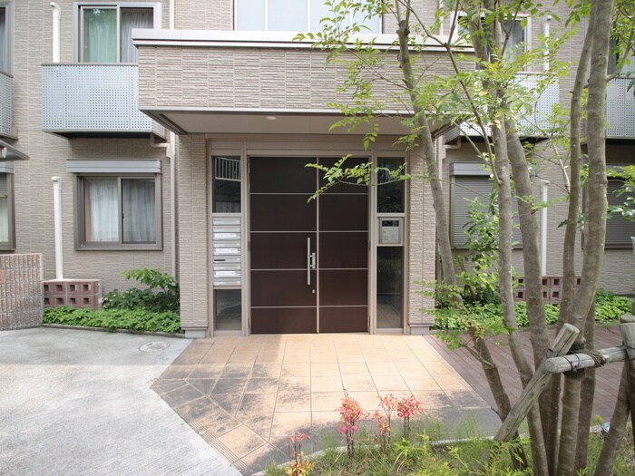 物件外観写真3　(エントランス部分)