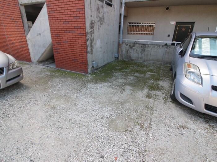 物件外観写真3　(駐車場)