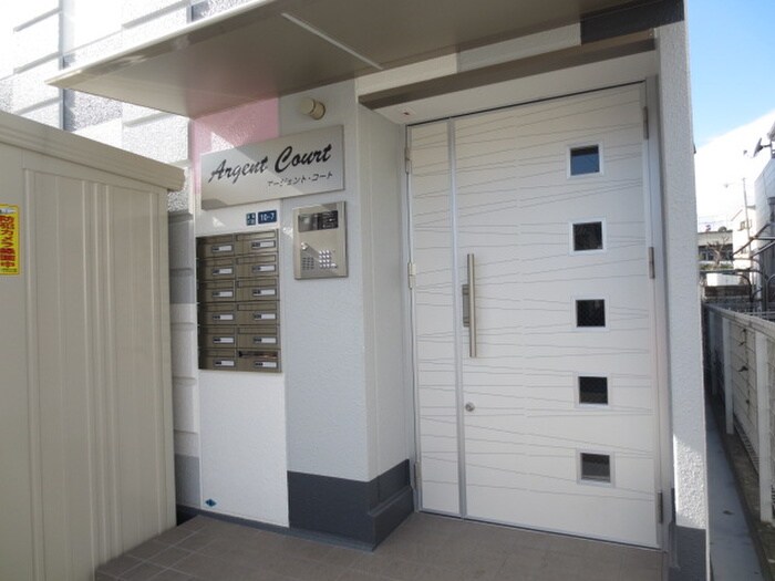 物件外観写真3　(エントランス部分)