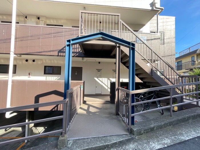 物件外観写真4　(エントランス部分)