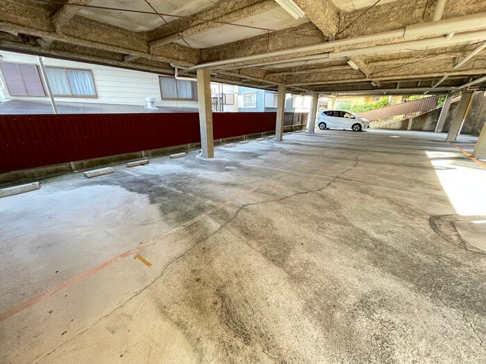 物件外観写真6　(駐車場)