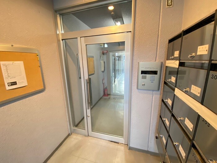 物件外観写真2　(エントランス部分)