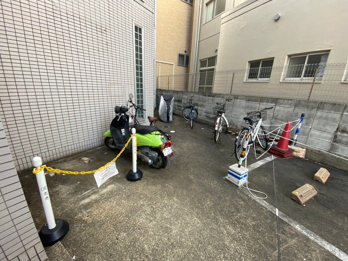 物件外観写真4　(駐輪場)