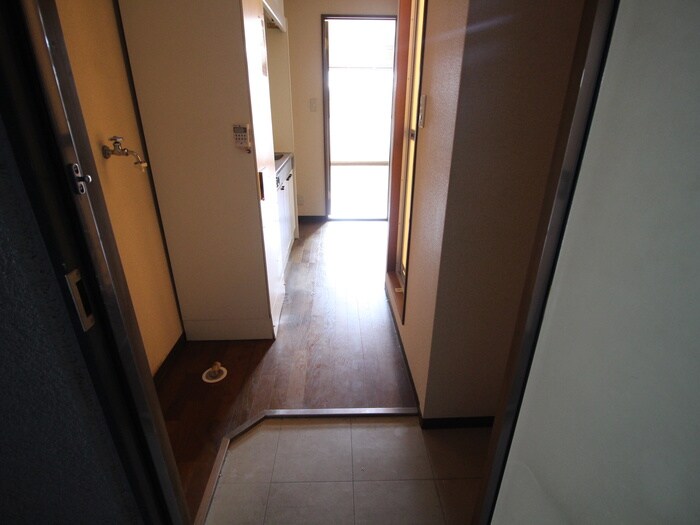 物件内観写真16　(玄関)