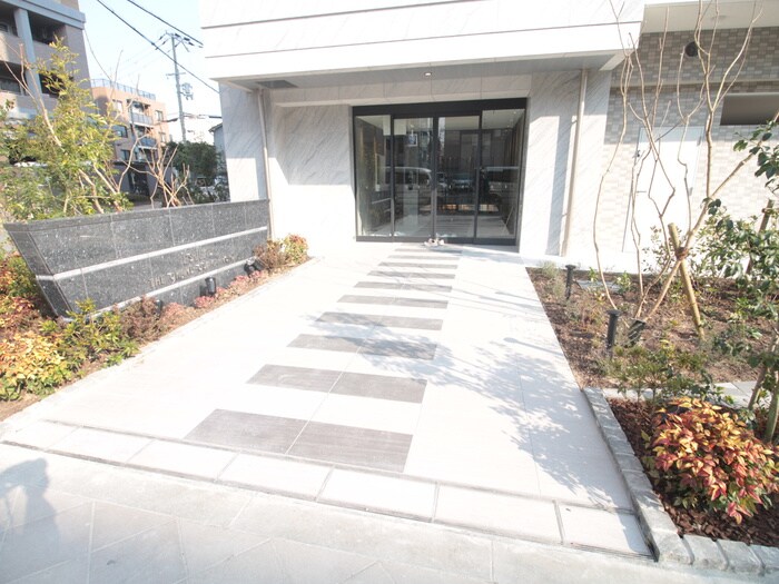 物件外観写真2　(エントランス部分)