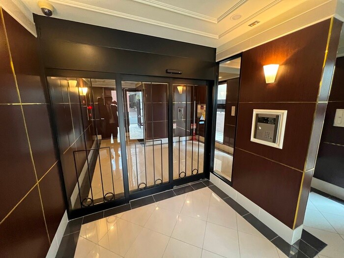 物件外観写真3　(エントランス部分)