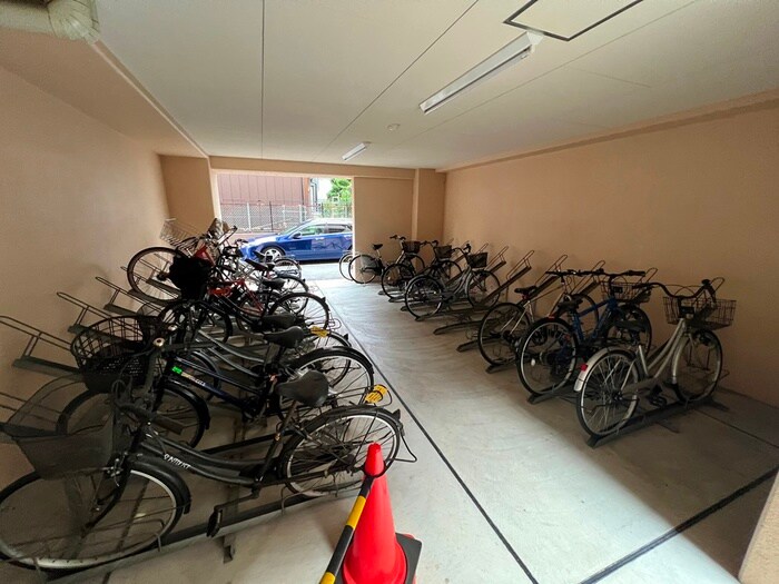 物件外観写真5　(バイク置き場)