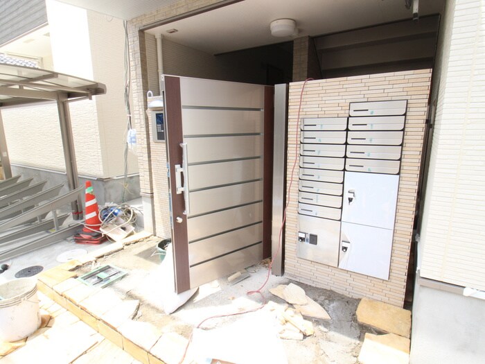 物件外観写真2　(エントランス部分)