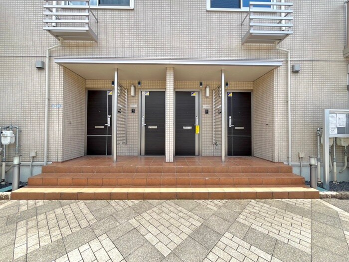物件外観写真4　(エントランス部分)