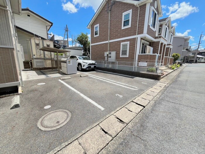 物件外観写真5　(駐車場)