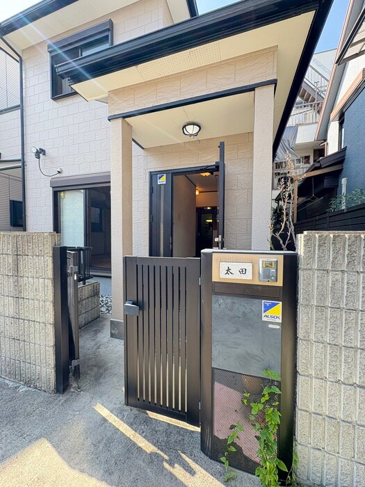 物件外観写真2　(エントランス部分)