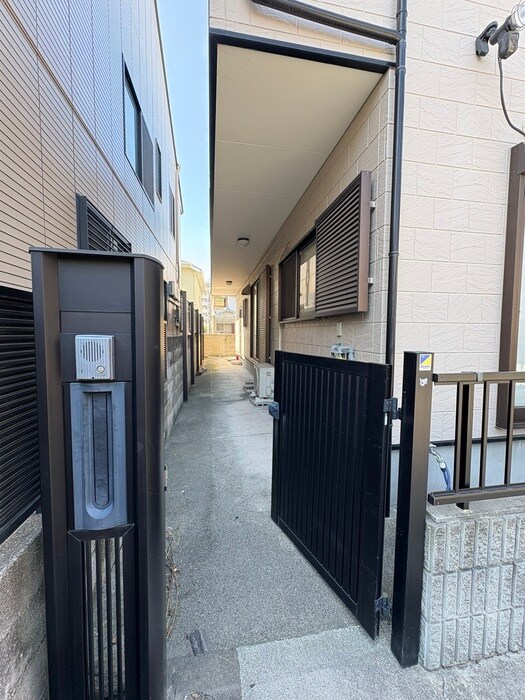 物件外観写真4　(エントランス部分)