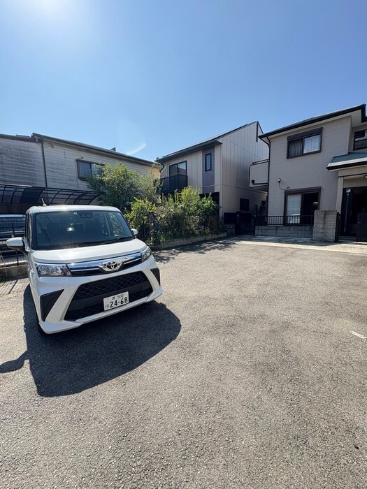 物件外観写真5　(駐車場)