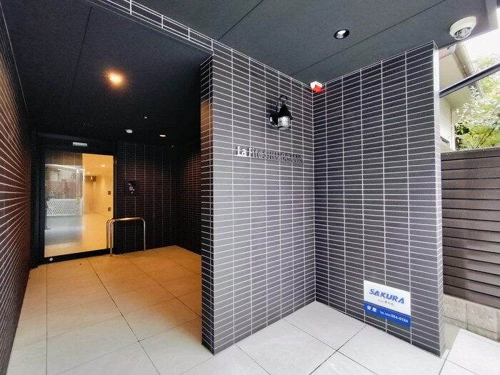 物件外観写真3　(エントランス部分)