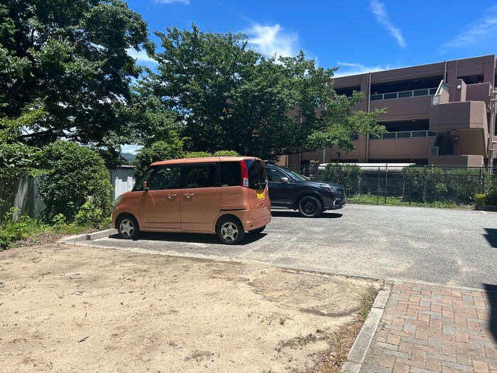 物件外観写真6　(駐車場)