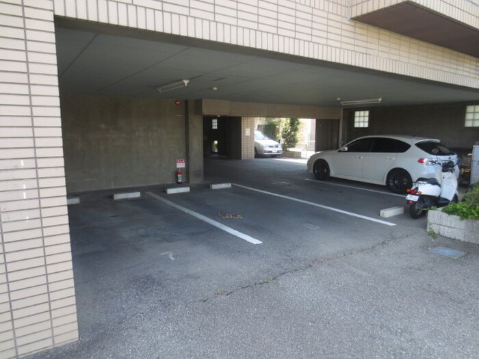 物件外観写真4　(駐車場)