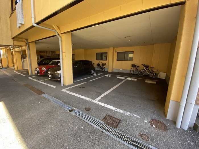 物件外観写真6　(駐車場)
