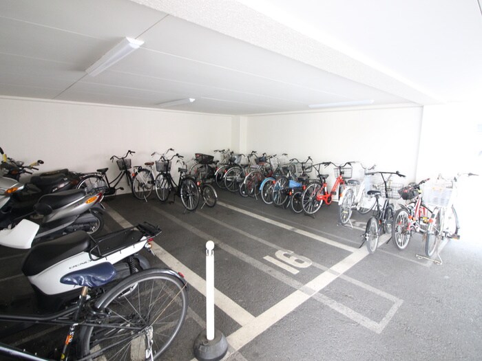 物件外観写真5　(駐輪場)