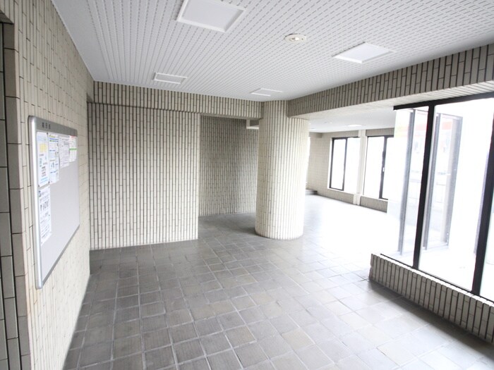 物件外観写真6　(エントランス部分)