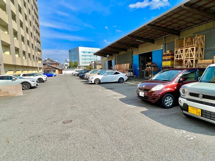 物件外観写真2　(駐車場)