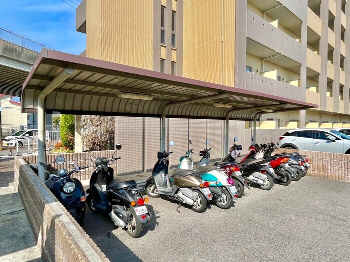 物件外観写真3　(バイク置き場)
