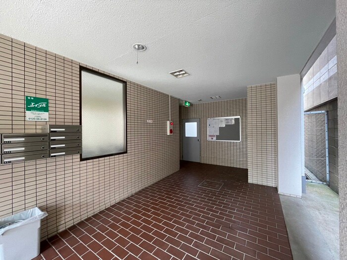 物件外観写真2　(エントランス部分)