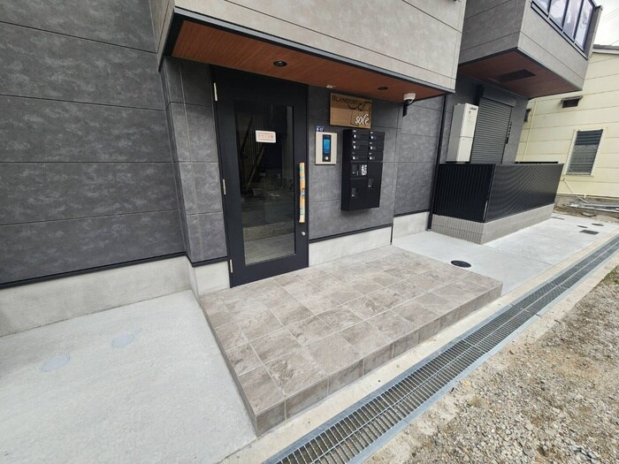 物件外観写真2　(エントランス部分)