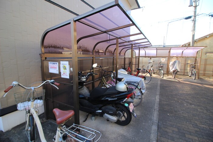 物件外観写真4　(駐輪場)