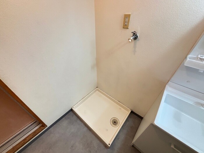 物件内観写真12　(洗濯機置場)