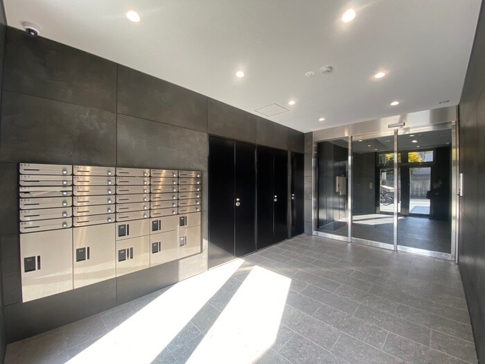 物件外観写真2　(エントランス部分)