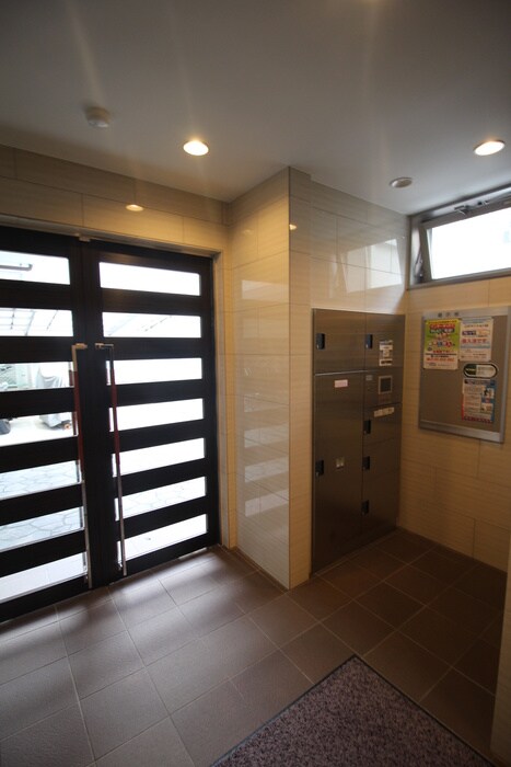 物件外観写真6　(エントランス部分)