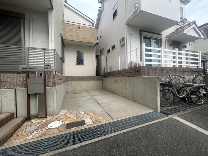 物件外観写真3　(駐車場)