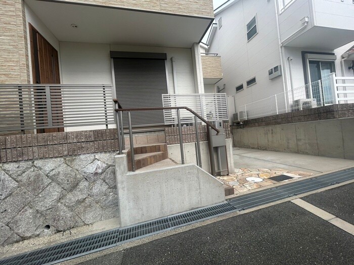 物件外観写真5　(エントランス部分)